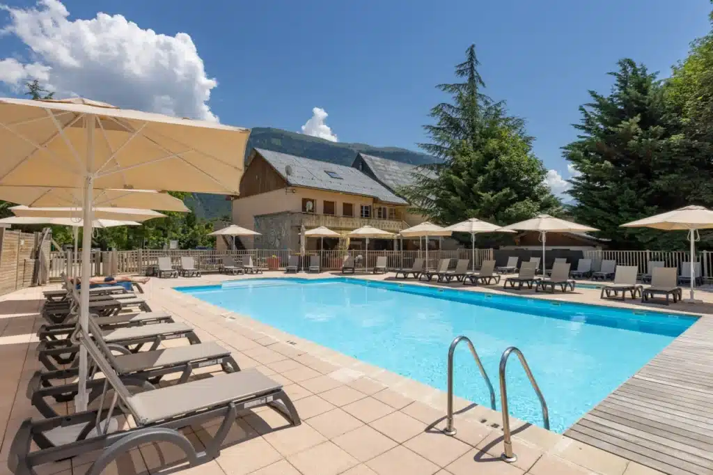 Camping LeBourgdOisans LeChateaudeRochetaillee Ciela Village Piscine 78 2
